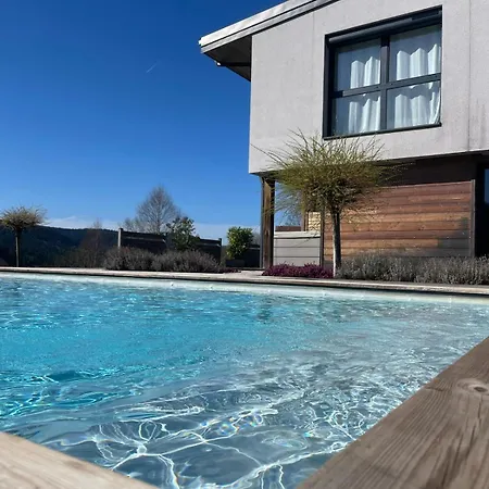 4 Saisons, Avec Piscine Chauffee Et Jacuzzi